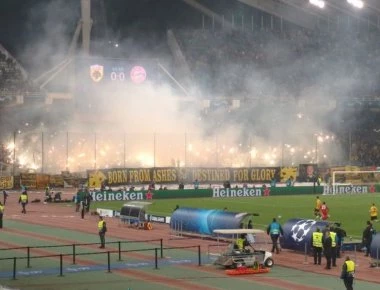 Στις «φλόγες» το ΟΑΚΑ - Έβαλαν «φωτιά» με την έναρξη του β' ημιχρόνου (βίντεο)